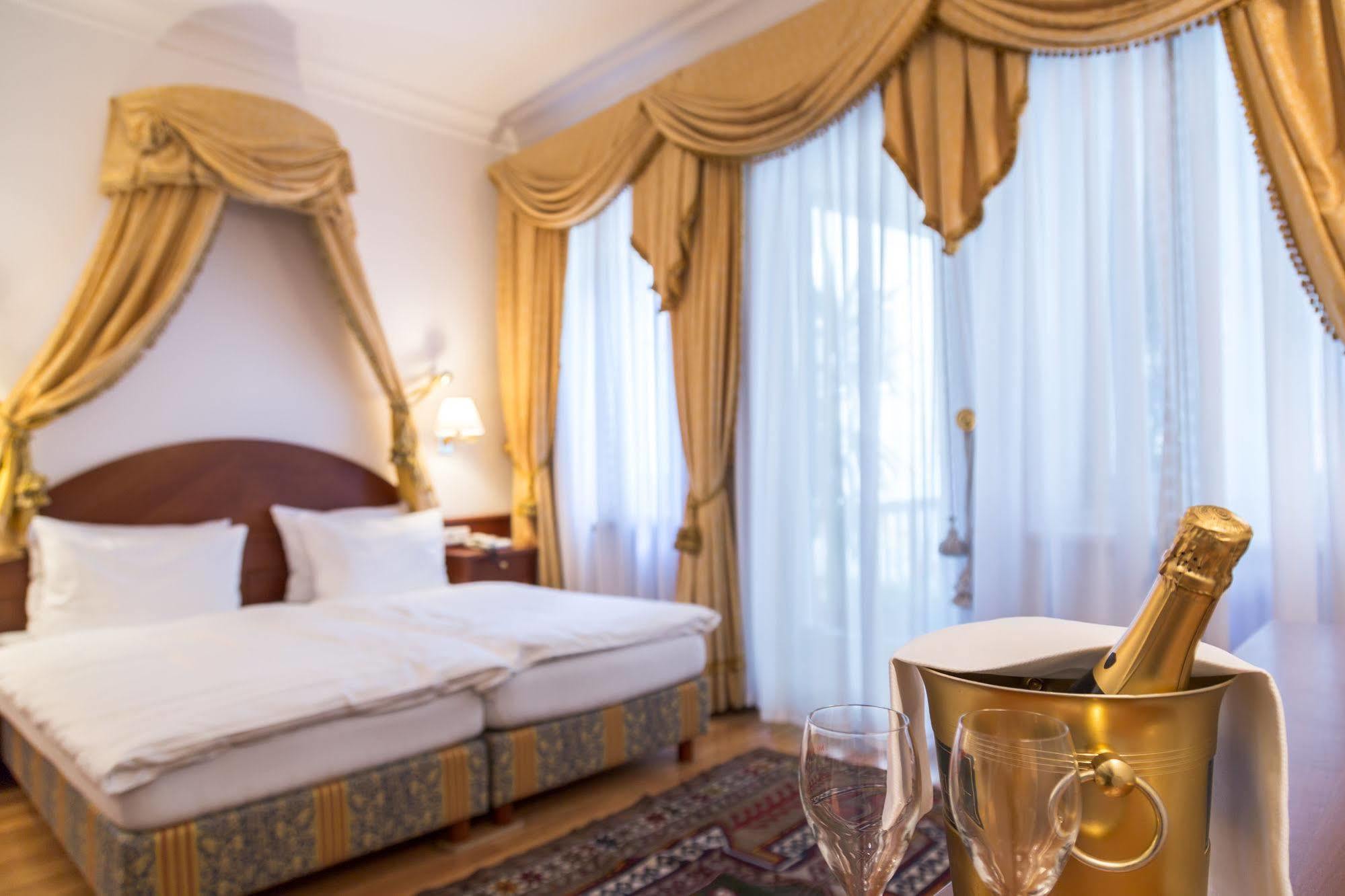 Corso Am Graben Hotell Bruneck Exteriör bild